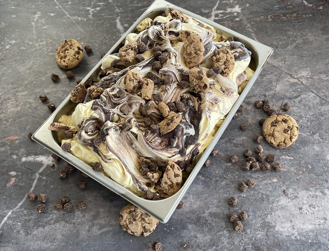 Vandaag verkrijgbaar in onze scheptoog: cookies ijs 
🍪 🍦 🍪 enkel voor de echte Cookie Monsters
.
.
.
.

#Wingene #wingene #zwevezele  #kooplokaal #icecream #happy #ijswagen #summer2022 #summervibes 
#smartijs