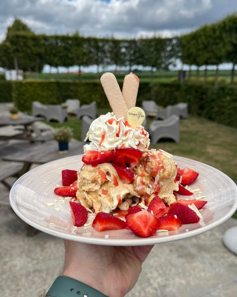🍓✨ Coupe van de Week! ✨🍓
Tiramisu-ijs + vanille-ijs + verse aardbeien = pure verwennerij 😍
Kom snel proeven… zolang hij er is! 🍨💥
.
.
.
.

#CoupeVanDeWeek #TiramisuDream #ZomersGenieten #kooplokaal #wingene #zwevezele #ruiselede #ijs #genieten #lekker #njamnjam #smartijs