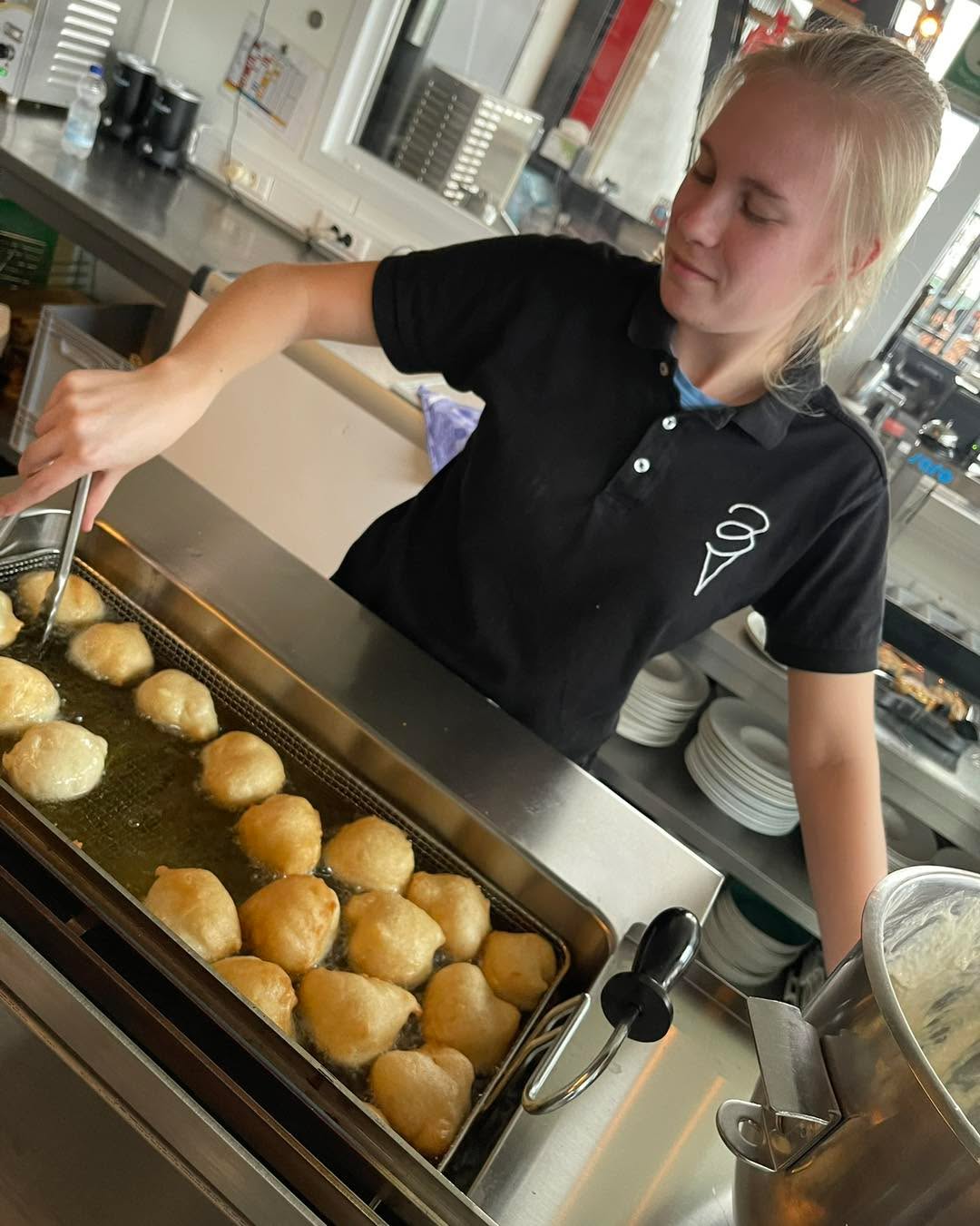 VANDAAG TERUG OLIEBOLLEN!!!

Zin in heerlijke, verse oliebollen? Kom dan langs tussen 14u en 17u30 (enkel verkrijgbaar op zondag) voor de lekkerste oliebollen, vers gebakken met liefde.

Je kan ze ook bestellen voor thuis via 0478/343239
of kom gezellig langs in onze tea-room om ze ter plaatse te proeven. 
.
.
. 
#Oliebollen #Versgebakken #TeaRoom #Genieten #WinterTreats #LekkerBijDeKoffie #HeerlijkeTraktatie #SmullenMaar #WinterSfeer #Lekkernij #wingene #zwevezele #lokaal