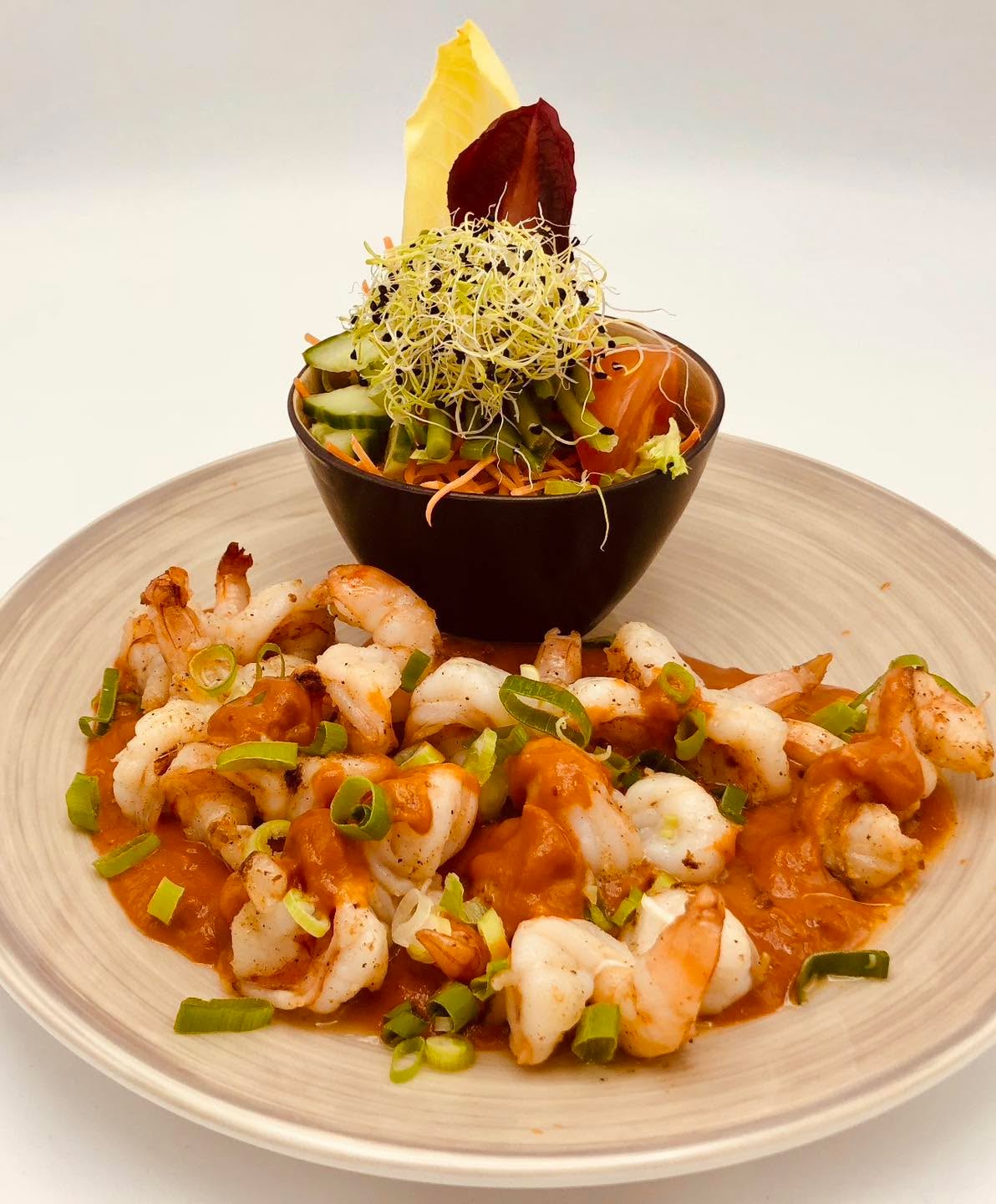 🚨 SCAMPI’S À VOLONTÉ 🚨

Wij willen iets nieuws proberen!

Op vrijdag 23 januari 2026 organiseren wij voor het eerst een SCAMPI’S À VOLONTÉ-avond. 29 € per persoon 🍤🍤

U kan kiezen uit drie bereidingen: look, curry en diabolique.

📌 Uitsluitend op reservatie
📌 Geldig voor het volledige gezelschap

Reserveer via: https://smart-ijs.be/reserveer/
Gelieve bij uw reservatie het bericht “scampi à volonté” te vermelden.

Wij kijken ernaar uit u te mogen verwelkomen voor een gezellige avond.
.
.
.
#lokaalgenieten #genieten #Bistro #Wingene #njamnjam #zwevezele #ruiselede #volente #scampi #scampis